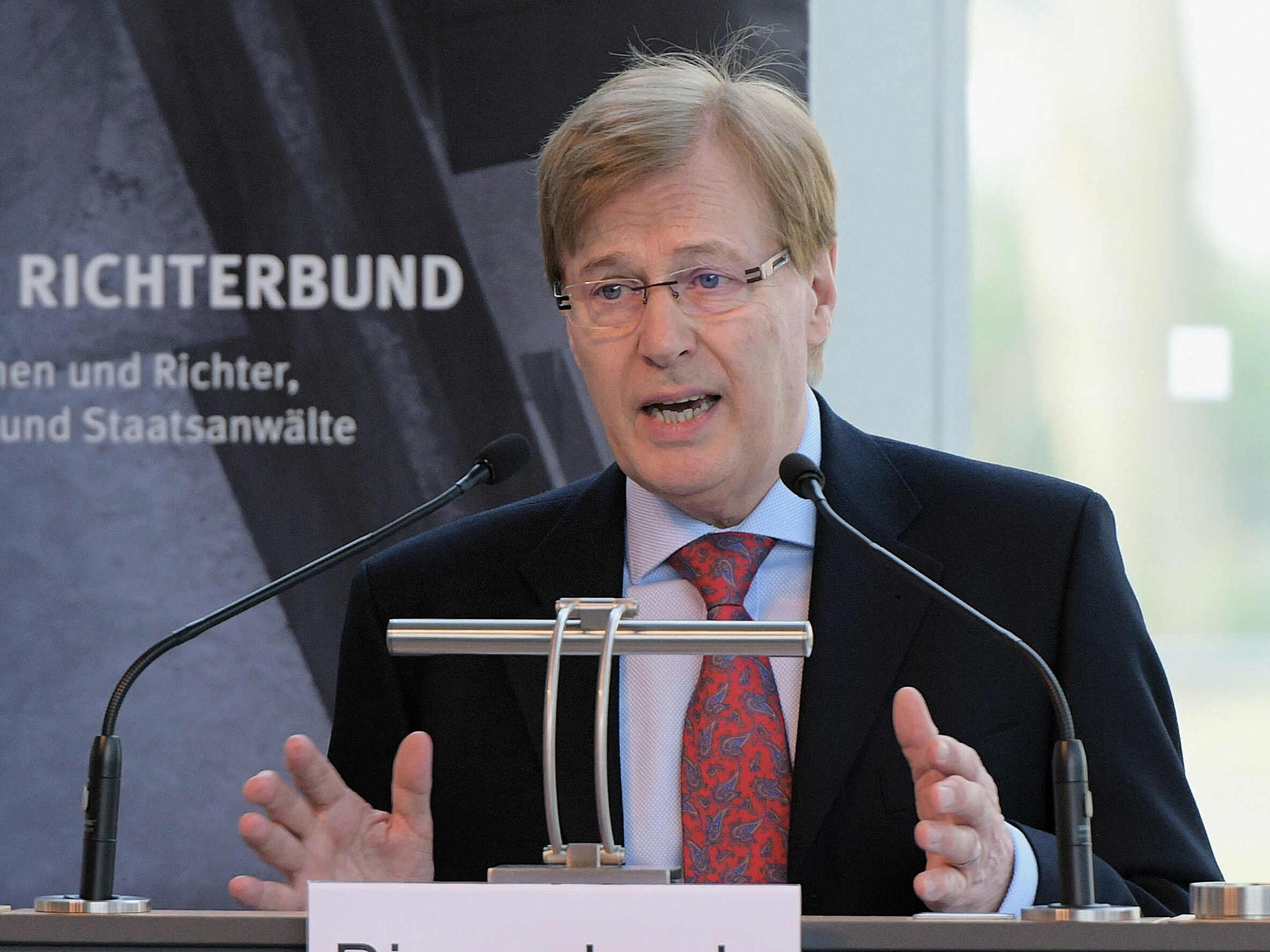 Peter Biesenbach - Festakt 110 Jahre DRB Peter Biesenbach am Rednerpult beim Festakt 110 Jahre DRB