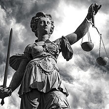 Justitia | Bildquelle: Fotolia, Frank Wagner Justitia in schwarz-weiß vor bedrohlichen Wolken