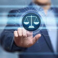 Digitalisierung in der Justiz | Bildquelle: Shutterstock Person im Hintergrund tippt auf einem Bildschirm die Justizwage an
