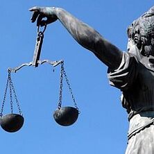 Justitia | Bildquelle: LIVINUS, iStock Justitia mit Wage in der Hand von schräg hinten vor blauem Himmel