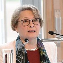 Bettina Limperg - Festakt 110 Jahre DRB Bettina Limperg am Rednerpult beim Festakt 110 Jahre DRB