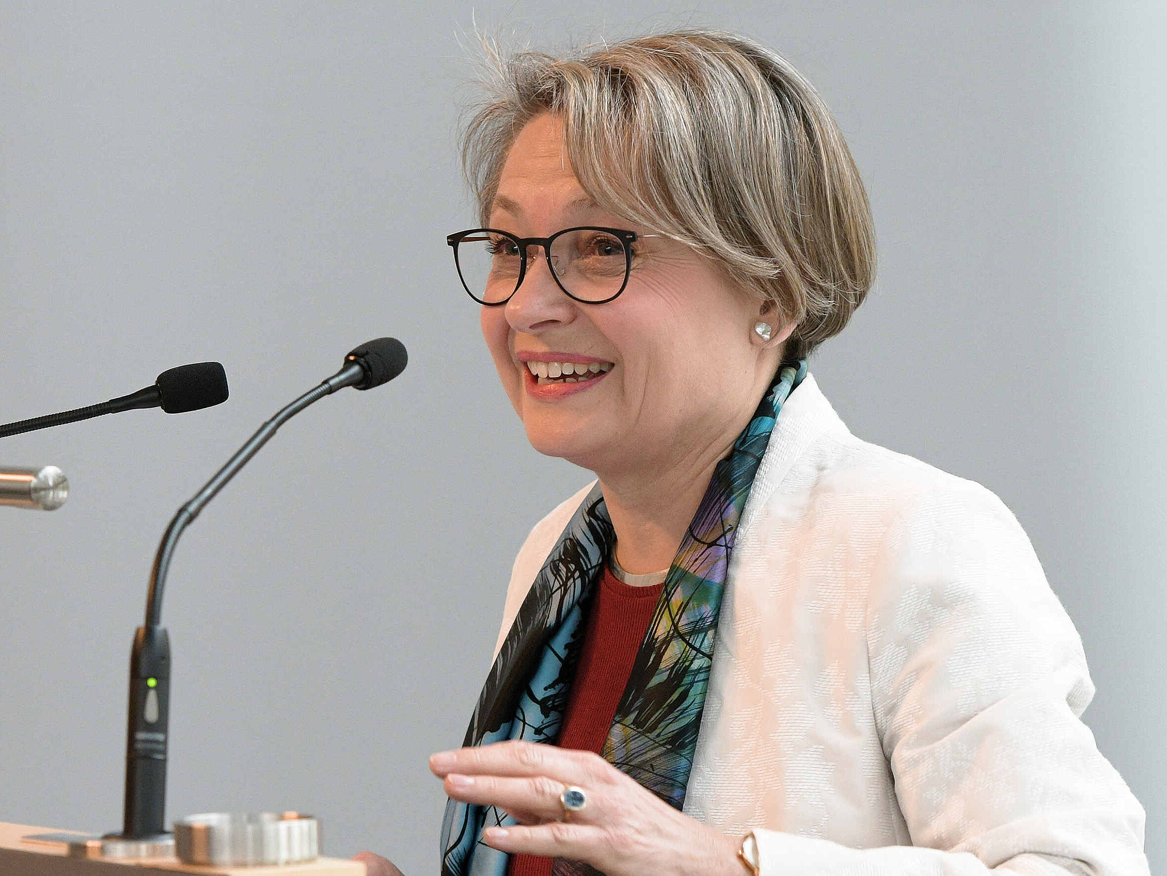 Bettina Limperg - Festakt 110 Jahre DRB Bettina Limperg am Rednerpult beim Festakt 110 Jahre DRB
